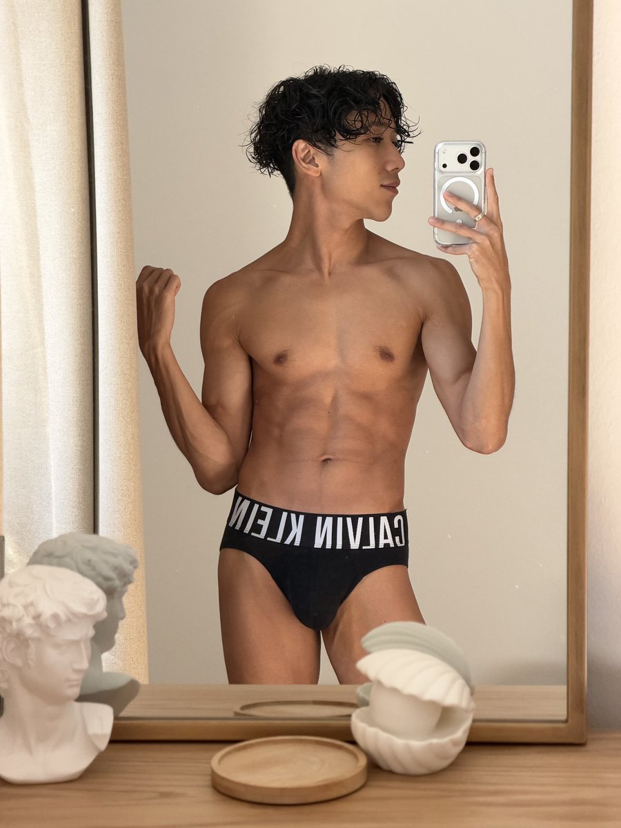 dexunseen's tweet photo. CK briefs are my favs! https://t.co/xuAsFViGwy