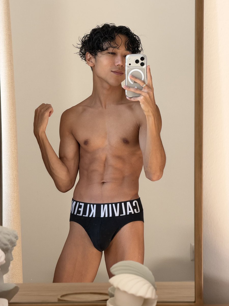 dexunseen's tweet photo. CK briefs are my favs! https://t.co/xuAsFViGwy