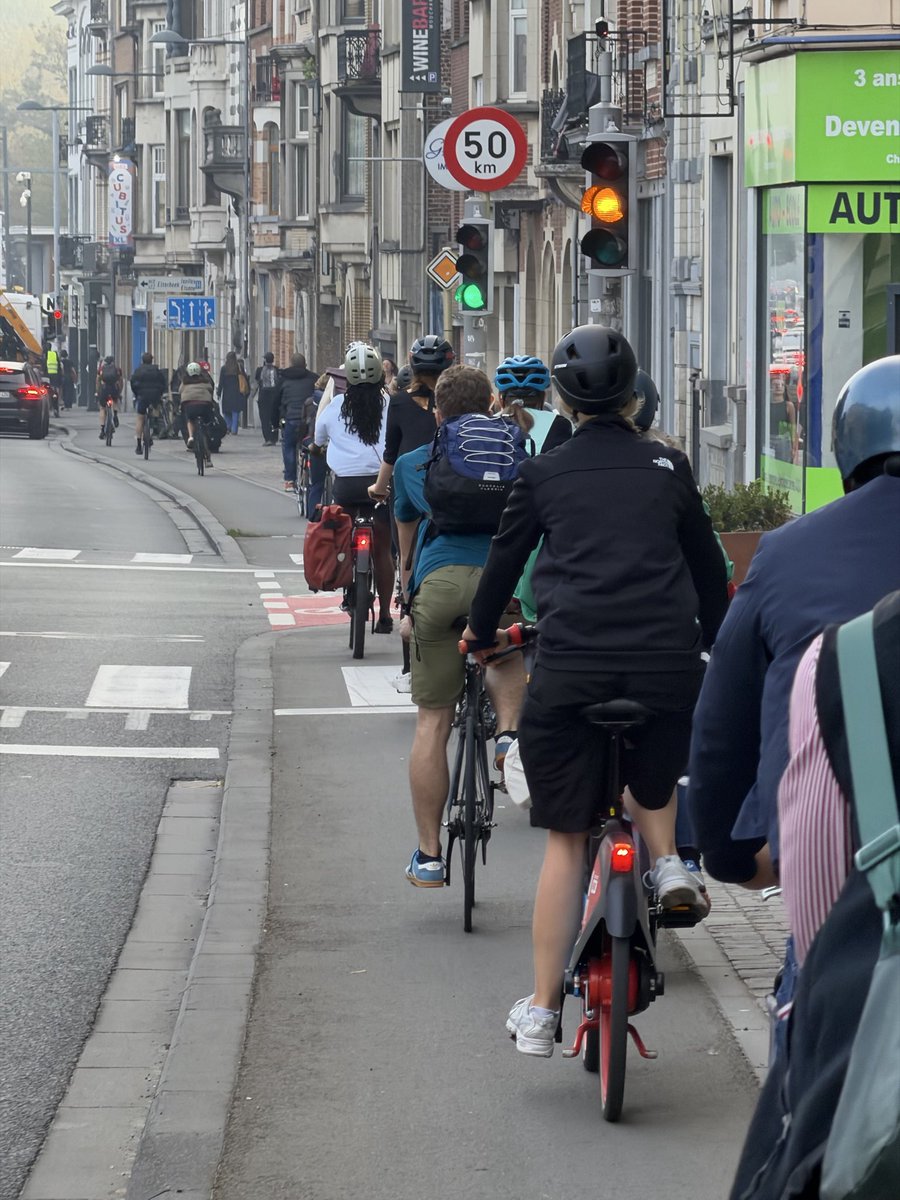 BXLeleration's tweet photo. Alors que les grands axes à BXL croulent déjà sous l’afflux de cyclistes, @MRBruxelles juge nécessaire de faire marche arrière. Le Mouvement R n’est pas seulement Conservateur : c’est un parti qui rêve d’un passé qui a abîmé notre ville. Vision: zéro. Populisme : 100 https://t.co/9JiUFHvyCe