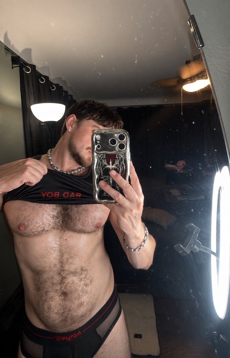 nixcklm2's tweet photo. stop staring at me and @Wayneunderwear https://t.co/A38kksND2G