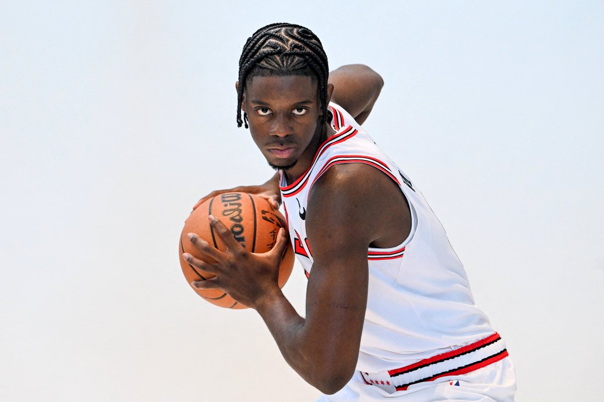 TheRoundtaBulls's tweet photo. 🔥"𝐌𝐚𝐭𝐚𝐬 𝐁𝐮𝐳𝐞𝐥𝐢𝐬 & 𝐂𝐚𝐥𝐞𝐛 𝐖𝐢𝐥𝐬𝐨𝐧 𝐀𝐫𝐞 𝐕𝐢𝐨𝐥𝐞𝐧𝐭 𝐃𝐫𝐢𝐯𝐞𝐫𝐬"🔥
𝐵𝑢𝑑𝑑𝑦 𝐻𝑖𝑒𝑙𝑑'𝑠 𝑇𝑤𝑜-𝑊𝑜𝑟𝑑 𝐷𝑒𝑠𝑐𝑟𝑖𝑝𝑡𝑖𝑜𝑛 𝑜𝑓 𝐵𝑢𝑙𝑙𝑠' 𝐷𝑢𝑜 𝑆ℎ𝑜𝑢𝑙𝑑 𝐸𝑥𝑐𝑖𝑡𝑒 𝐹𝑎𝑛𝑠. 𝑇ℎ𝑒 𝑣𝑒𝑡𝑒𝑟𝑎𝑛 𝑠ℎ𝑎𝑟𝑝𝑠ℎ𝑜𝑜𝑡𝑒𝑟 ℎ𝑖𝑔ℎ𝑙𝑖𝑔ℎ𝑡𝑠 ℎ𝑜𝑤 𝐶ℎ𝑖𝑐𝑎𝑔𝑜'𝑠 𝑒𝑥𝑝𝑙𝑜𝑠𝑖𝑣𝑒 𝑦𝑜𝑢𝑛𝑔 𝑑𝑢𝑜 𝑐𝑟𝑒𝑎𝑡𝑒𝑠 𝑙𝑒𝑡ℎ𝑎𝑙 𝑠𝑝𝑎𝑐𝑖𝑛𝑔, 𝑝𝑢𝑛𝑖𝑠ℎ𝑖𝑛𝑔 𝑑𝑒𝑓𝑒𝑛𝑑𝑒𝑟𝑠 𝑤𝑖𝑡ℎ 𝑎𝑔𝑔𝑟𝑒𝑠𝑠𝑖𝑣𝑒 𝑟𝑖𝑚 𝑝𝑟𝑒𝑠𝑠𝑢𝑟𝑒 𝑡ℎ𝑎𝑡 𝑢𝑛𝑙𝑜𝑐𝑘𝑠 𝑜𝑝𝑒𝑛 𝑙𝑜𝑜𝑘𝑠 𝑓𝑜𝑟 𝑡ℎ𝑒 𝑒𝑛𝑡𝑖𝑟𝑒 𝐵𝑢𝑙𝑙𝑠 𝑜𝑓𝑓𝑒𝑛𝑠𝑒.

"Buddy Hield has only had one day of training camp 
in Chicago, but his description of Caleb Wilson and Matas Buzelis should have Bulls fans excited.

“Violent drivers.”

[Those two words say a lot.]
Wilson and Buzelis have a chance to become a special duo, and the more pressure they put on the rim, the more dangerous Chicago's entire offense becomes.

Getting downhill and attacking the rim consistently is one of the most valuable skills in modern basketball. It puts enormous pressure on a defense, and Wilson and Buzelis have the size, athleticism and physicality to make it a major part of their games. 

It's especially intriguing with Wilson's passing ability. 
If defenses collapse, he has the vision to find the open man. If they don't, he can attack the basket himself. Bulls fans should be paying close attention to how aggressively Wilson and Buzelis attack the paint in Splitter's new offense."

⚡️@luke_kurtz1⚡️
🗣️𝐷𝑖𝑣𝑒𝑠 𝐼𝑛𝑡𝑜 𝐵𝑢𝑑𝑑𝑦 𝐻𝑖𝑒𝑙𝑑'𝑠 𝐿𝑎𝑡𝑒𝑠𝑡 𝐶𝑜𝑚𝑚𝑒𝑛𝑡𝑠!
🔥𝑀𝑎𝑡𝑎𝑠 𝐵𝑢𝑧𝑒𝑙𝑖𝑠 & 𝐶𝑎𝑙𝑒𝑏 𝑊𝑖𝑙𝑠𝑜𝑛 𝐴𝑟𝑒 𝑉𝐼𝑂𝐿𝐸𝑁𝑇 𝐷𝑟𝑖𝑣𝑒𝑟𝑠
🔗https://t.co/W52mBSfdQK
👥@TheRoundtaBulls | #ChicagoBulls | #BullsNation