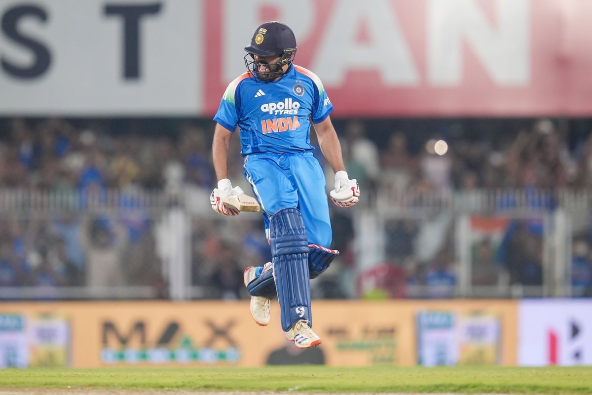 VenkatExe23's tweet photo. Rohit Sharma hundred 🔥

Ro hundred adichalum, innaki celebrate pannura mood ahh ila pahh..

Kumaran vela ponathu tha mandaila odite Iruku 🥺

#biggbosstamil10 #rohitsharama #india #wivsind #indiancricketteam #BiggBoss #kumaran https://t.co/ESMoAnP5me