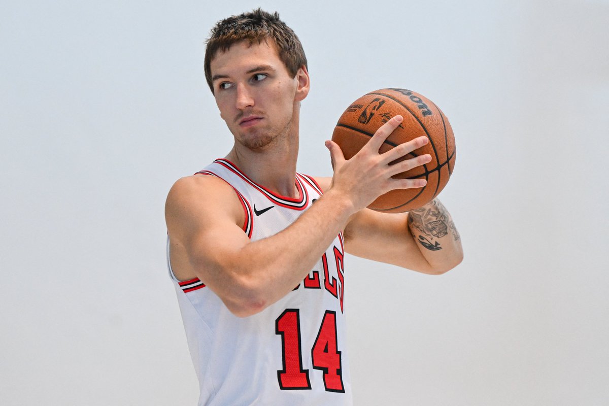 TheRoundtaBulls's tweet photo. 🔥"𝐌𝐚𝐭𝐚𝐬 𝐁𝐮𝐳𝐞𝐥𝐢𝐬 & 𝐂𝐚𝐥𝐞𝐛 𝐖𝐢𝐥𝐬𝐨𝐧 𝐀𝐫𝐞 𝐕𝐢𝐨𝐥𝐞𝐧𝐭 𝐃𝐫𝐢𝐯𝐞𝐫𝐬"🔥
𝐵𝑢𝑑𝑑𝑦 𝐻𝑖𝑒𝑙𝑑'𝑠 𝑇𝑤𝑜-𝑊𝑜𝑟𝑑 𝐷𝑒𝑠𝑐𝑟𝑖𝑝𝑡𝑖𝑜𝑛 𝑜𝑓 𝐵𝑢𝑙𝑙𝑠' 𝐷𝑢𝑜 𝑆ℎ𝑜𝑢𝑙𝑑 𝐸𝑥𝑐𝑖𝑡𝑒 𝐹𝑎𝑛𝑠. 𝑇ℎ𝑒 𝑣𝑒𝑡𝑒𝑟𝑎𝑛 𝑠ℎ𝑎𝑟𝑝𝑠ℎ𝑜𝑜𝑡𝑒𝑟 ℎ𝑖𝑔ℎ𝑙𝑖𝑔ℎ𝑡𝑠 ℎ𝑜𝑤 𝐶ℎ𝑖𝑐𝑎𝑔𝑜'𝑠 𝑒𝑥𝑝𝑙𝑜𝑠𝑖𝑣𝑒 𝑦𝑜𝑢𝑛𝑔 𝑑𝑢𝑜 𝑐𝑟𝑒𝑎𝑡𝑒𝑠 𝑙𝑒𝑡ℎ𝑎𝑙 𝑠𝑝𝑎𝑐𝑖𝑛𝑔, 𝑝𝑢𝑛𝑖𝑠ℎ𝑖𝑛𝑔 𝑑𝑒𝑓𝑒𝑛𝑑𝑒𝑟𝑠 𝑤𝑖𝑡ℎ 𝑎𝑔𝑔𝑟𝑒𝑠𝑠𝑖𝑣𝑒 𝑟𝑖𝑚 𝑝𝑟𝑒𝑠𝑠𝑢𝑟𝑒 𝑡ℎ𝑎𝑡 𝑢𝑛𝑙𝑜𝑐𝑘𝑠 𝑜𝑝𝑒𝑛 𝑙𝑜𝑜𝑘𝑠 𝑓𝑜𝑟 𝑡ℎ𝑒 𝑒𝑛𝑡𝑖𝑟𝑒 𝐵𝑢𝑙𝑙𝑠 𝑜𝑓𝑓𝑒𝑛𝑠𝑒.

"Buddy Hield has only had one day of training camp 
in Chicago, but his description of Caleb Wilson and Matas Buzelis should have Bulls fans excited.

“Violent drivers.”

[Those two words say a lot.]
Wilson and Buzelis have a chance to become a special duo, and the more pressure they put on the rim, the more dangerous Chicago's entire offense becomes.

Getting downhill and attacking the rim consistently is one of the most valuable skills in modern basketball. It puts enormous pressure on a defense, and Wilson and Buzelis have the size, athleticism and physicality to make it a major part of their games. 

It's especially intriguing with Wilson's passing ability. 
If defenses collapse, he has the vision to find the open man. If they don't, he can attack the basket himself. Bulls fans should be paying close attention to how aggressively Wilson and Buzelis attack the paint in Splitter's new offense."

⚡️@luke_kurtz1⚡️
🗣️𝐷𝑖𝑣𝑒𝑠 𝐼𝑛𝑡𝑜 𝐵𝑢𝑑𝑑𝑦 𝐻𝑖𝑒𝑙𝑑'𝑠 𝐿𝑎𝑡𝑒𝑠𝑡 𝐶𝑜𝑚𝑚𝑒𝑛𝑡𝑠!
🔥𝑀𝑎𝑡𝑎𝑠 𝐵𝑢𝑧𝑒𝑙𝑖𝑠 & 𝐶𝑎𝑙𝑒𝑏 𝑊𝑖𝑙𝑠𝑜𝑛 𝐴𝑟𝑒 𝑉𝐼𝑂𝐿𝐸𝑁𝑇 𝐷𝑟𝑖𝑣𝑒𝑟𝑠
🔗https://t.co/W52mBSfdQK
👥@TheRoundtaBulls | #ChicagoBulls | #BullsNation