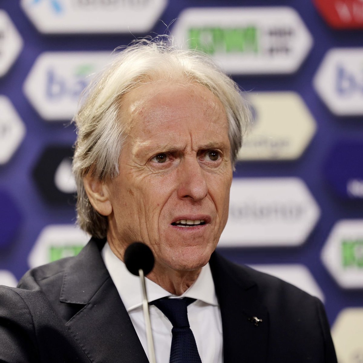 ActuFoot_'s tweet photo. 🚨 Jorge Jesus : « J’AI DIT À CRISTIANO 🇵🇹 QU’IL NE JOUERAIT NI CONTRE LA NORVÈGE, NI CONTRE LE DANEMARK !! ❌ 

Parce que j’ai travaillé avec Cris pendant un an. Je ne suis pas arrivé en équipe nationale il y a seulement trois mois pour le découvrir soudainement. 

Je connais parfaitement son état physique.

Je le savais déjà en Arabie saoudite, lorsqu’il y avait des matchs tous les trois jours, que Cris jouait rarement dans ces conditions.

De plus, Cris ne s’entraîne jamais le premier ou le deuxième jour après un match. Jamais. J’en ai parlé avec lui. »

🎙️ conf. de presse