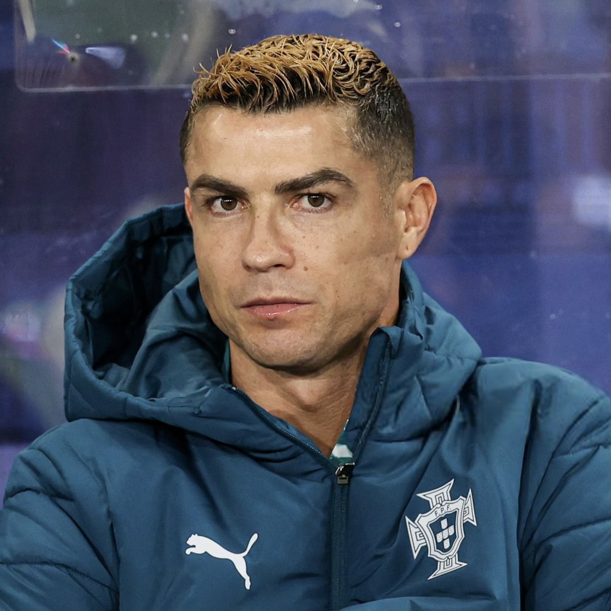 ActuFoot_'s tweet photo. 🚨 Jorge Jesus : « J’AI DIT À CRISTIANO 🇵🇹 QU’IL NE JOUERAIT NI CONTRE LA NORVÈGE, NI CONTRE LE DANEMARK !! ❌ 

Parce que j’ai travaillé avec Cris pendant un an. Je ne suis pas arrivé en équipe nationale il y a seulement trois mois pour le découvrir soudainement. 

Je connais parfaitement son état physique.

Je le savais déjà en Arabie saoudite, lorsqu’il y avait des matchs tous les trois jours, que Cris jouait rarement dans ces conditions.

De plus, Cris ne s’entraîne jamais le premier ou le deuxième jour après un match. Jamais. J’en ai parlé avec lui. »

🎙️ conf. de presse