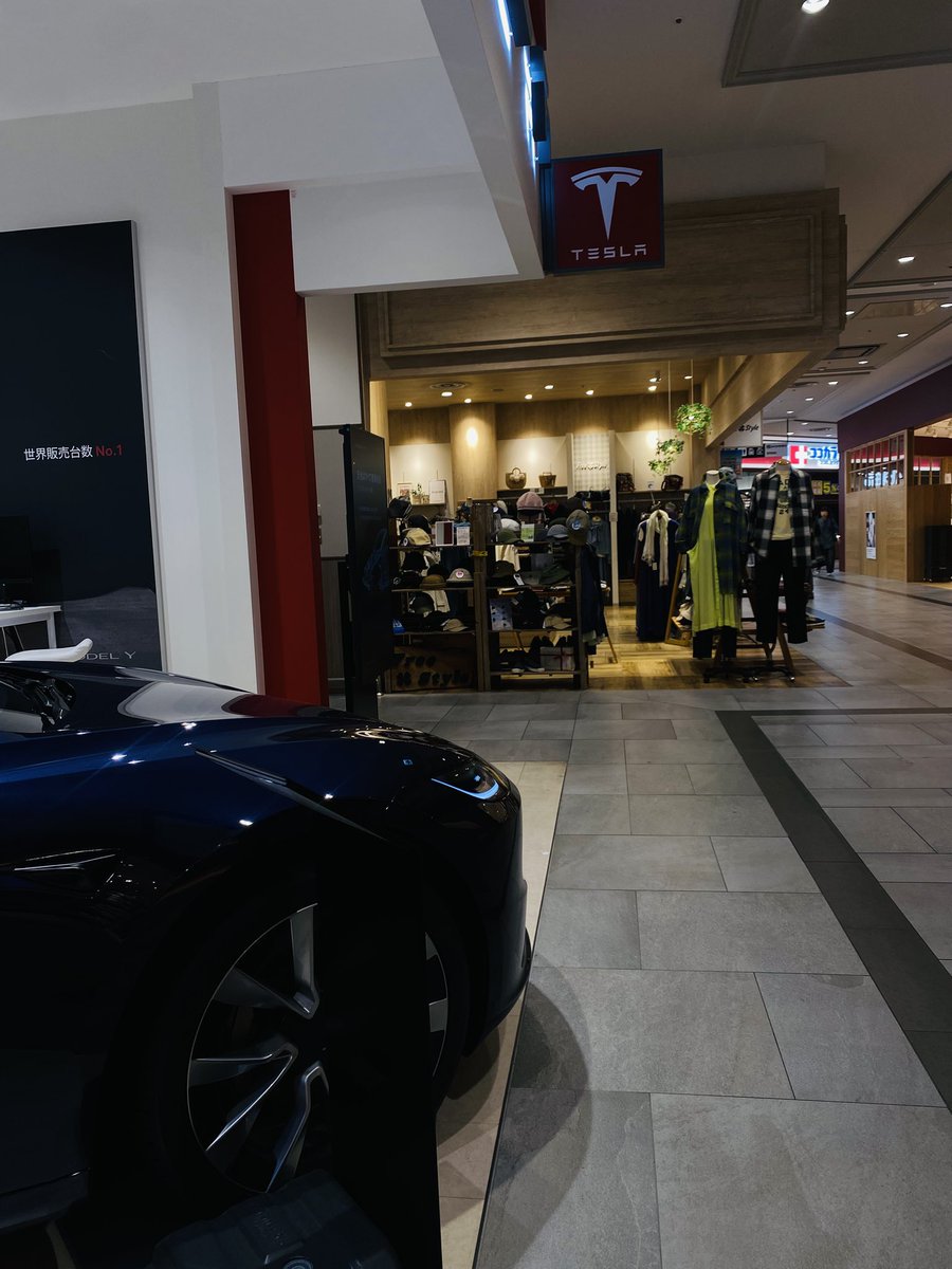 retsxthetesla's tweet photo. cybercabトートバッグ貰いにテスラ神戸でModel Yを試乗してきました
何故かステッカーも貰いました https://t.co/SqhsSJ4bD6