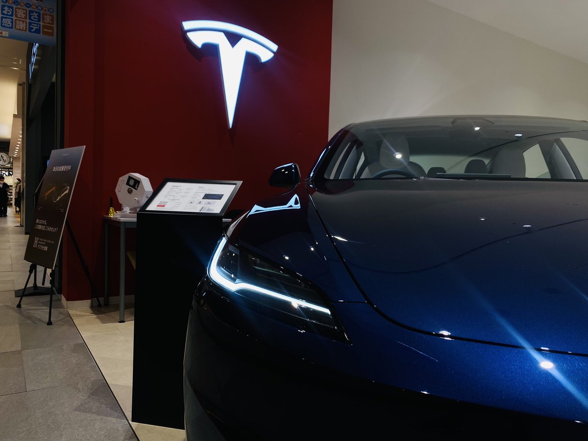 retsxthetesla's tweet photo. cybercabトートバッグ貰いにテスラ神戸でModel Yを試乗してきました
何故かステッカーも貰いました https://t.co/SqhsSJ4bD6