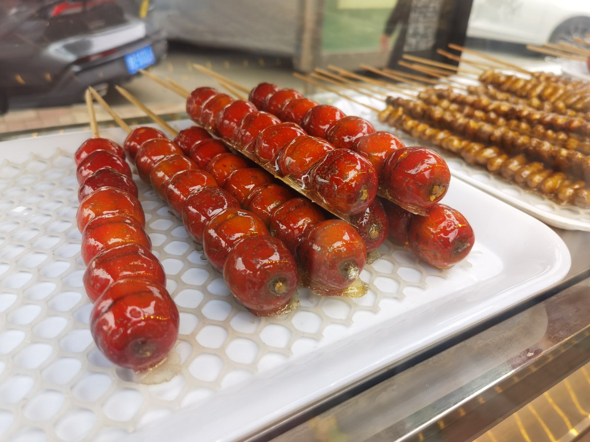 warp_ericp__645's tweet photo. [This tanghulu (candied hawthorn) is so good, but don't just gobble it down carelessly—let the crisp sugar coat melt slowly; its hidden fruity depth is amazing!]， https://t.co/3FMCwjuQlA