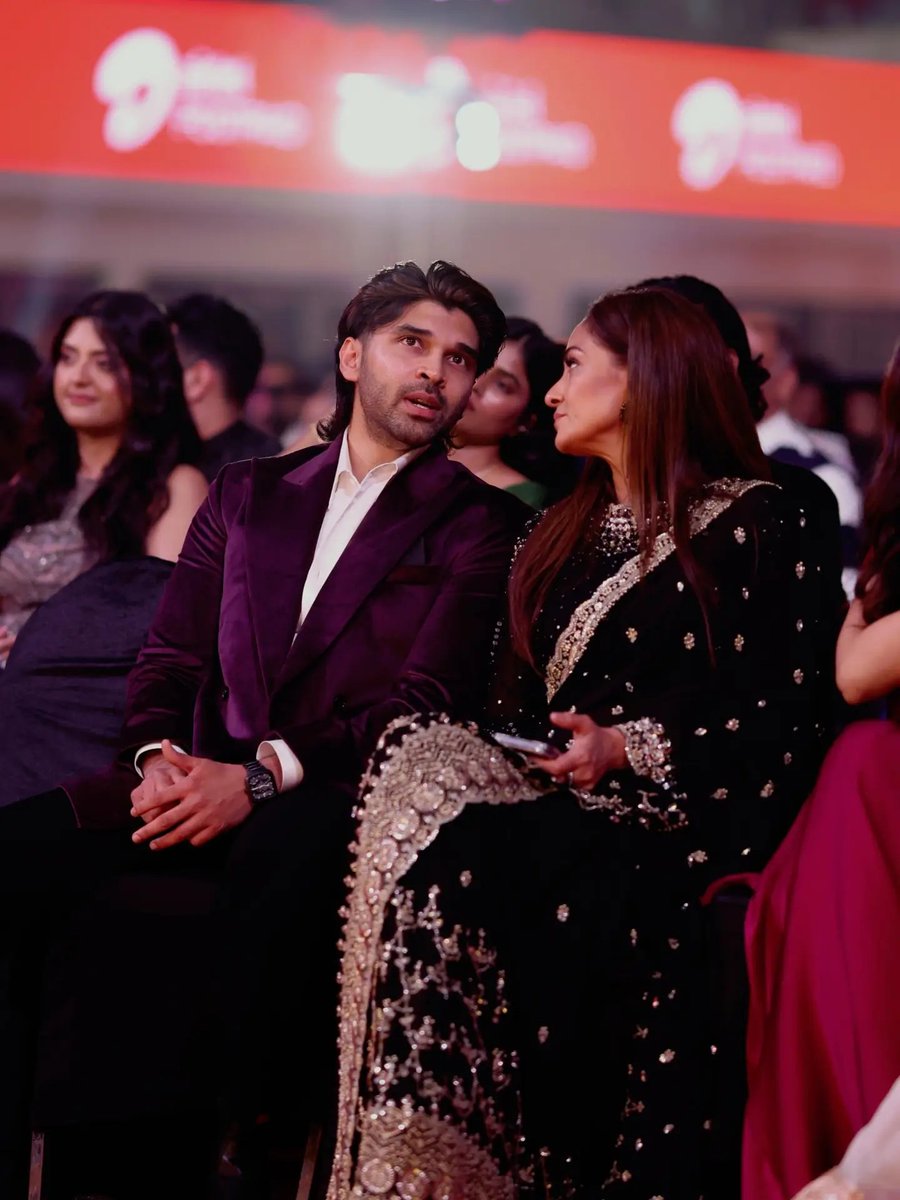 chiyaanCVF's tweet photo. #Dhruv with our evergreen gorgeous @SimranbaggaOffc ma’am! ❤️

Such a wholesome frame! 🫶🏻

#DhruvVikram #Bison #Jackie

@Chiyaan #ChiyaanVikram
@sooriaruna @Kalaiazhagan15 @proyuvraaj https://t.co/CPyGM5tImr