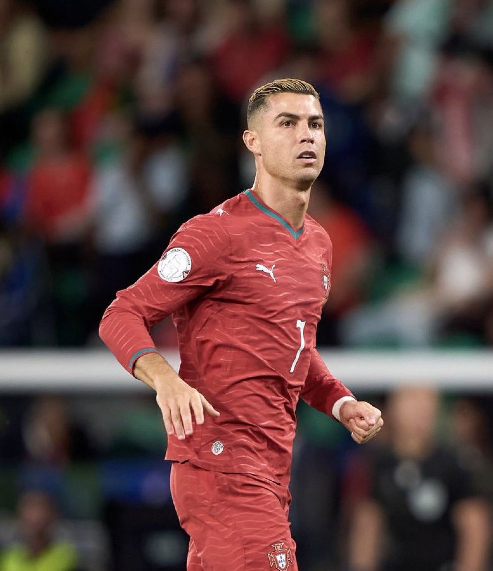 _cr7inho's tweet photo. 🚨 Jorge Jesus :

« Vous m'avez obligé à parler avec Cristiano d'un problème qui n'existait même pas à l'origine.

Parce que vous parlez tellement de cette affaire au Portugal, et franchement, je ne comprends pas ce qui se passe !

Cristiano m’a dit :

« Tu décides. Tu veux que je joue ? Je joue. 

Tu veux que je joue pas ? Je joue pas.

Tu veux que j'aille en tribunes ? J'irai en tribunes. » »
