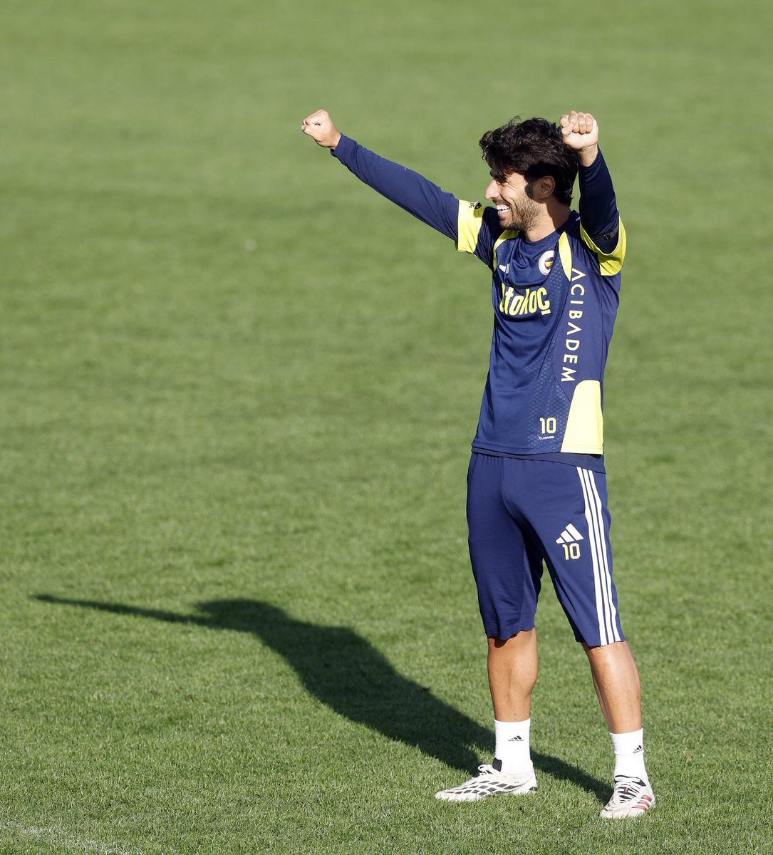 Fenerbahce's tweet photo. 📸 Günün antrenmanı. https://t.co/3kQNyddzNE
