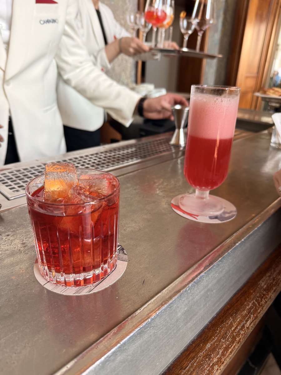 DonJustino_'s tweet photo. No tienen madre: $400 pesos un Bacardi en Tulum, lo mismo que cuesta un Negroni en Milán, oriné en la coladera, cabrones. https://t.co/NYVwKyJGVK