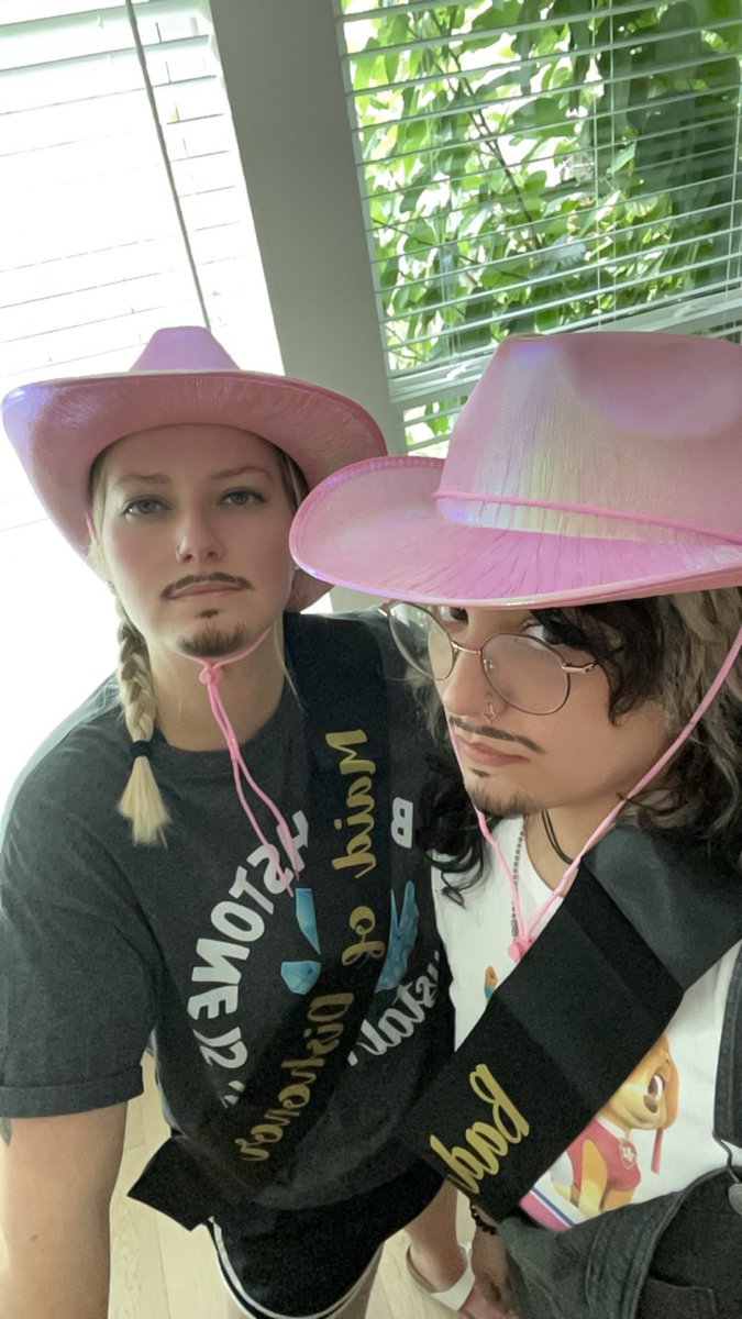 lexitheturtle's tweet photo. happiest of birthdays to the peoples queen and best gd burger chef in the midwest 😍 love u sm neato 🙂‍↕️ https://t.co/JdL9HvPRwE
