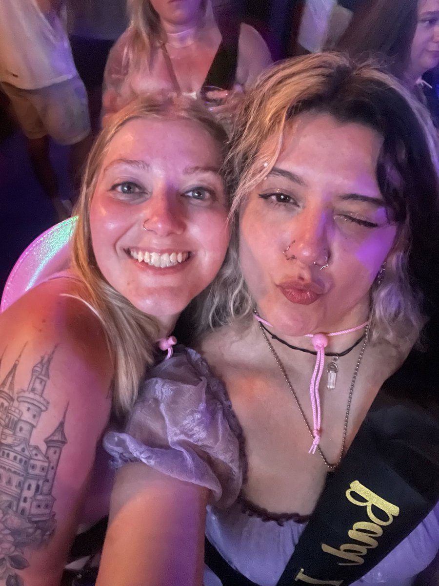lexitheturtle's tweet photo. happiest of birthdays to the peoples queen and best gd burger chef in the midwest 😍 love u sm neato 🙂‍↕️ https://t.co/JdL9HvPRwE