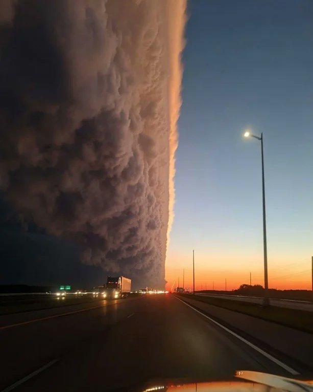 Rainmaker1973's tweet photo. A massive shelf cloud made the sky look perfectly split in half at sunset https://t.co/pGTKWKaLtQ