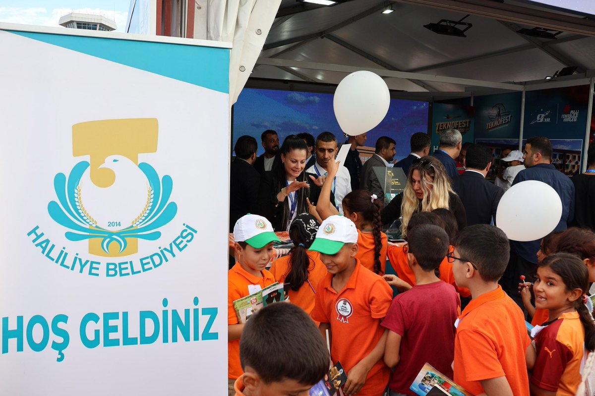 haliliye_bld's tweet photo. HALİLİYE BELEDİYESİ TEKNOFEST’TE YERİNİ ALDI
￼ Haliliye Belediyesi, Şanlıurfa’da düzenlenen TEKNOFEST’te kurduğu stantla yerini aldı. Festival alanında gençlere yönelik çalışmalarını tanıtan belediye, ziyaretçilere çeşitli hediyeler takdim ederken, Haliliye Belediyesi Konservatuvarı Sıra Gecesi ekibi de Şanlıurfa türküleriyle etkinliğe renk kattı.

https://t.co/LbZCkY08SW