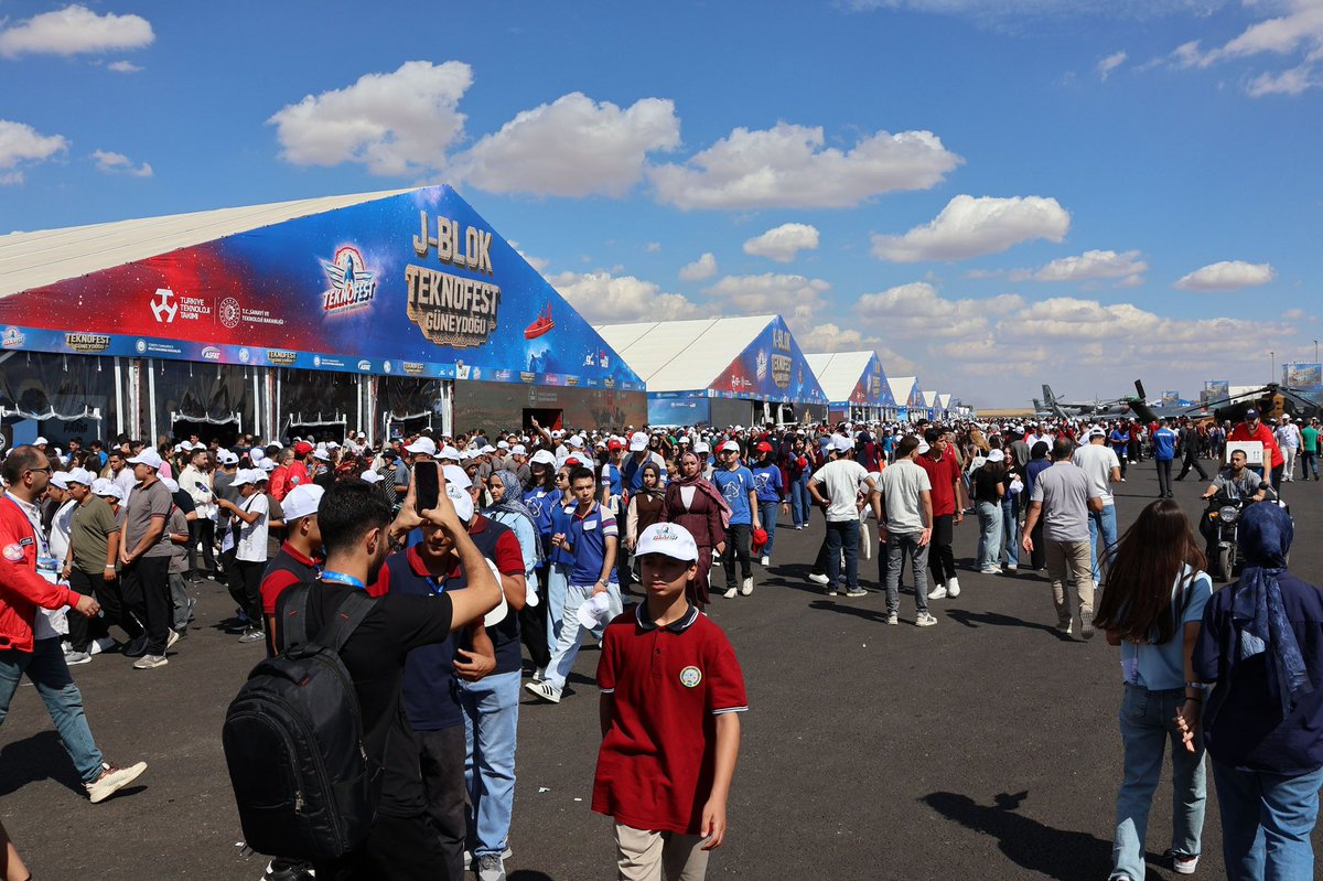 haliliye_bld's tweet photo. HALİLİYE BELEDİYESİ TEKNOFEST’TE YERİNİ ALDI
￼ Haliliye Belediyesi, Şanlıurfa’da düzenlenen TEKNOFEST’te kurduğu stantla yerini aldı. Festival alanında gençlere yönelik çalışmalarını tanıtan belediye, ziyaretçilere çeşitli hediyeler takdim ederken, Haliliye Belediyesi Konservatuvarı Sıra Gecesi ekibi de Şanlıurfa türküleriyle etkinliğe renk kattı.

https://t.co/LbZCkY08SW