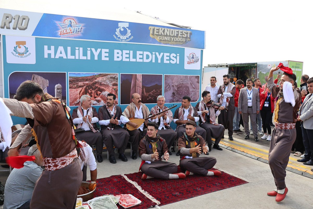 haliliye_bld's tweet photo. HALİLİYE BELEDİYESİ TEKNOFEST’TE YERİNİ ALDI
￼ Haliliye Belediyesi, Şanlıurfa’da düzenlenen TEKNOFEST’te kurduğu stantla yerini aldı. Festival alanında gençlere yönelik çalışmalarını tanıtan belediye, ziyaretçilere çeşitli hediyeler takdim ederken, Haliliye Belediyesi Konservatuvarı Sıra Gecesi ekibi de Şanlıurfa türküleriyle etkinliğe renk kattı.

https://t.co/LbZCkY08SW