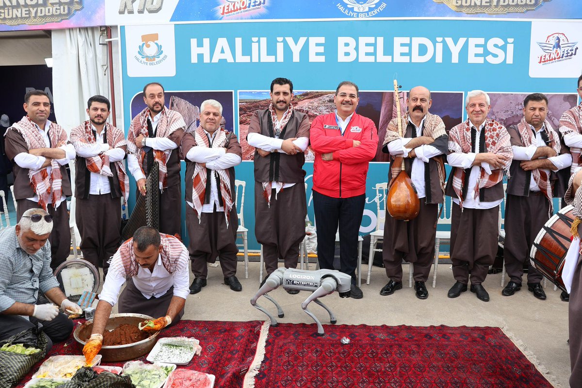 haliliye_bld's tweet photo. HALİLİYE BELEDİYESİ TEKNOFEST’TE YERİNİ ALDI
￼ Haliliye Belediyesi, Şanlıurfa’da düzenlenen TEKNOFEST’te kurduğu stantla yerini aldı. Festival alanında gençlere yönelik çalışmalarını tanıtan belediye, ziyaretçilere çeşitli hediyeler takdim ederken, Haliliye Belediyesi Konservatuvarı Sıra Gecesi ekibi de Şanlıurfa türküleriyle etkinliğe renk kattı.

https://t.co/LbZCkY08SW