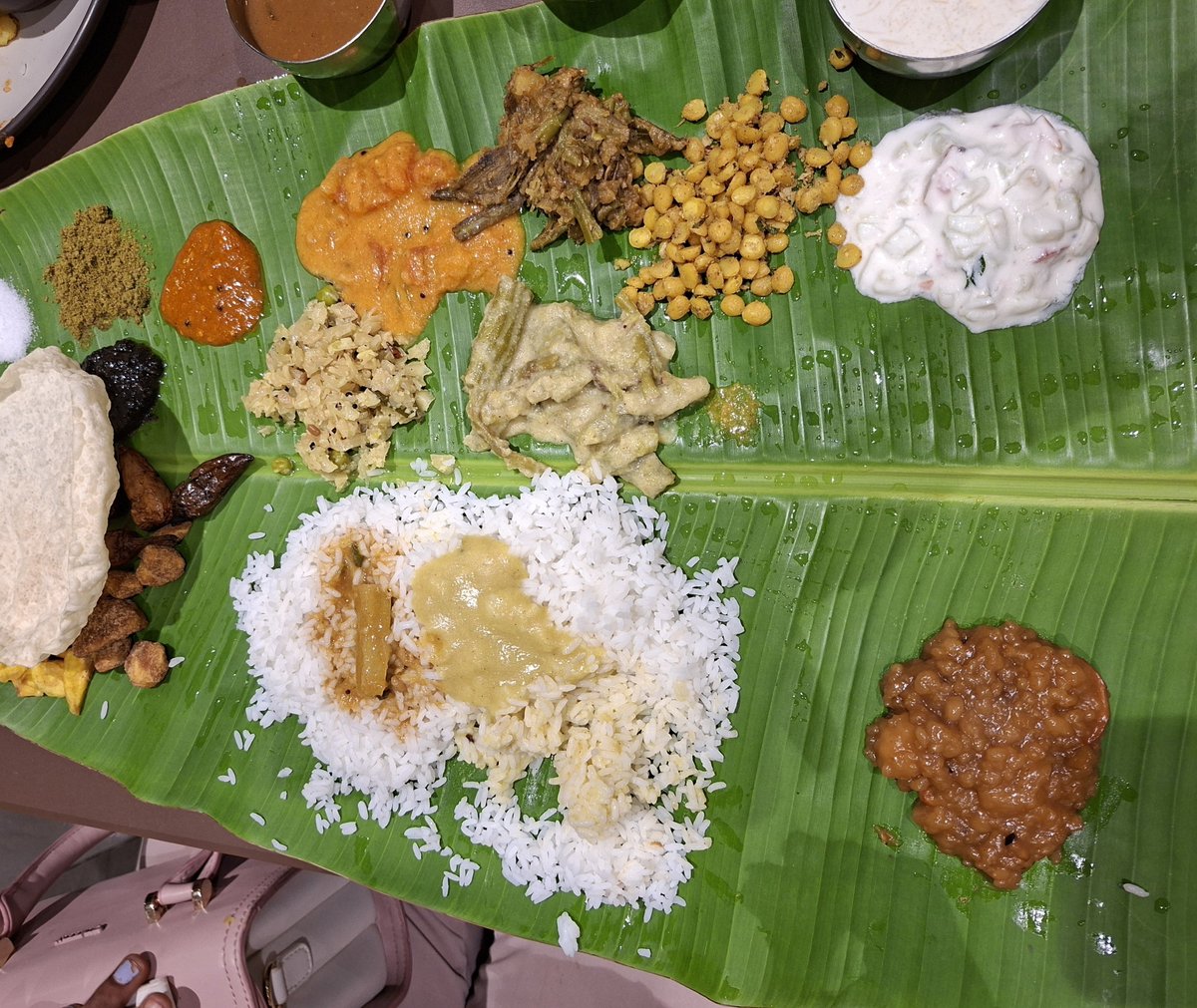 superstar_srini's tweet photo. யாராவது மும்பை வந்தா Santhosam south india hotel வந்து சாப்பிடுங்க, செம்ம சாப்பாடு 😋😍 https://t.co/HtR9PCb4tf