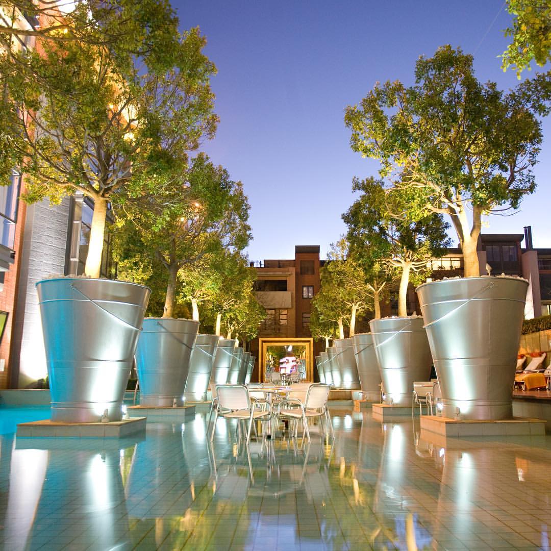 MelroseArch's tweet photo. As the light lingers a little longer, so do the moments that make an evening at Melrose Arch. From the Piazza catching the last of the sun, to cocktails shared across the table and dinner that unfolds at an unhurried pace, there’s always another reason to stay for one more.

Because some evenings are better when they’re not rushed.

#OnlyAtMelroseArch #ExceptionalHospitality