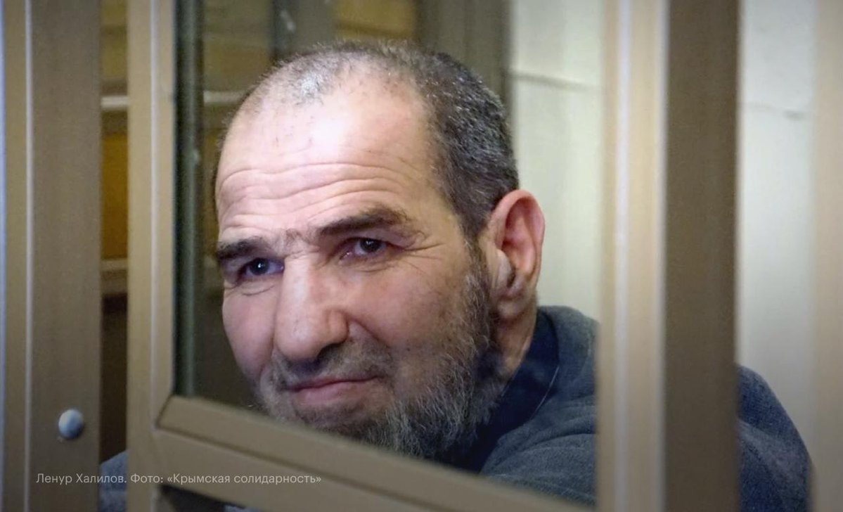mediazzzona's tweet photo. «Они чего-то ждут. Наверное, когда я уже умру». Крымский политзаключенный Ленур Халилов умирает в тюремной больнице — год назад его освободили по болезни, но потом снова арестовали

58-летний крымский татарин и бывший глава независимой мусульманской общины «Алушта» Ленур Халилов, осужденный на 18 лет колонии по делу о причастности к «Хизб-ут-Тахрир», несколько месяцев находится в критическом состоянии в больнице ФСИН.

В 2025 году у Халилова диагностировали онкологическое заболевание печени — 20 августа суд освободил его от наказания в связи с болезнью. Сотрудники ФСИН купили Халилову билет на поезд до аннексированного Крыма и отправили его домой без сопровождения.

Когда Халилов приехал домой, поздравить бывшего имама с возвращением пришли сотни людей. В сентябре семья положила Ленура Халилова в больницу, обследование выявило вторую стадию рака печени и гепатит C. По словам жены, этой болезнью Халилова могли заразить в больнице ФСИН в Ростове в 2022 году.

Бывшему имаму установили третью группу инвалидности, семья готовилась к операции. Но через 2,5 месяца после освобождения, в октябре 2025 года, Халилова вернули в заключение. Прокурор в ходатайстве ссылался в том числе на то, что Халилов — «особо опасный преступник».

В заключении состояние здоровья Ленура Халилова заметно ухудшилось — рак перешел уже в четвертую стадию с метастазами, мужчина больше не может передвигаться самостоятельно. Но его отказываются выпустить из-под стражи.

«Медиазона» поговорила с женой Ленура Халилова, восстановив события последнего года: https://t.co/dzBs1HZpNO
