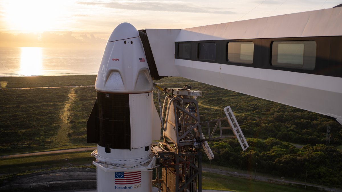 SpaceX's tweet photo. Sunrise at pad 40 https://t.co/J7Qme4VvIX