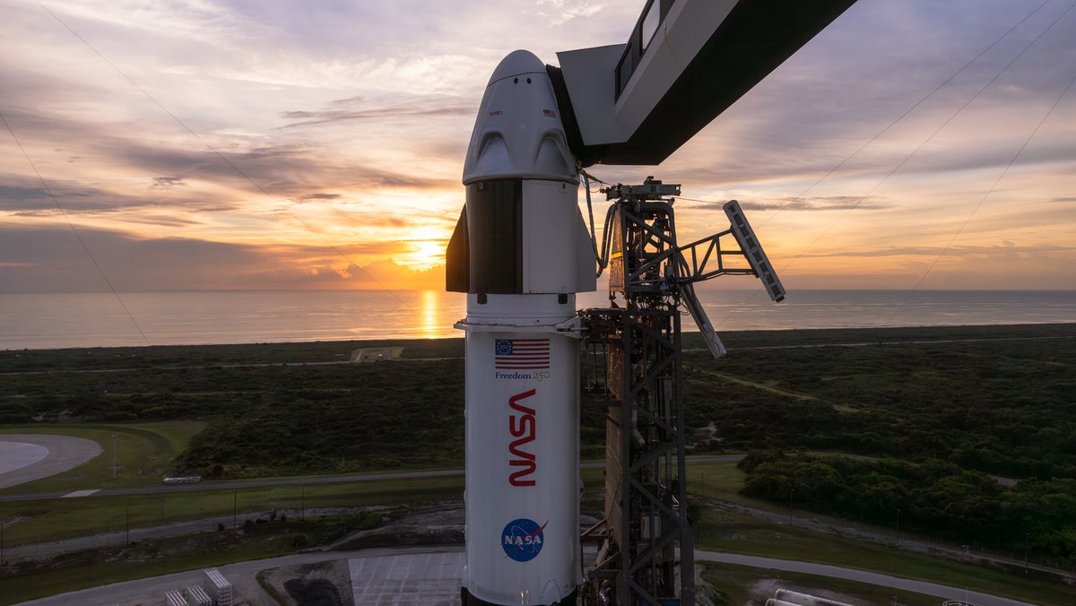 SpaceX's tweet photo. Sunrise at pad 40 https://t.co/J7Qme4VvIX