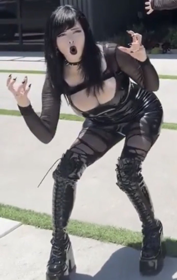 Taytori's tweet photo. ain’t no way she’s 19 bc this the most millennial shit i’ve seen in a minute 💀 https://t.co/5KYIcQaoK3