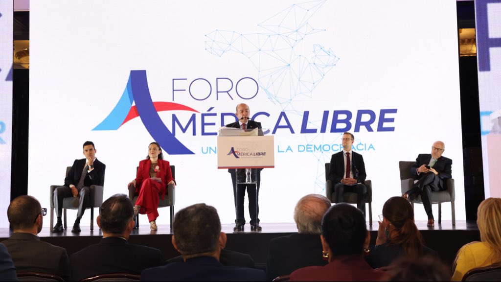 JorgeRoHe's tweet photo. ¡Buenos días! ☀️ 

Iniciamos el día en el Foro @America_Libre1, un espacio donde se encuentran distintas voces de nuestro continente para compartir ideas, experiencias y una visión que nos une: defender la libertad y la democracia.

Desde México, venimos a sumar, escuchar y construir juntos por un continente libre. 🇲🇽🌎
#PatriaFamiliaYLibertad