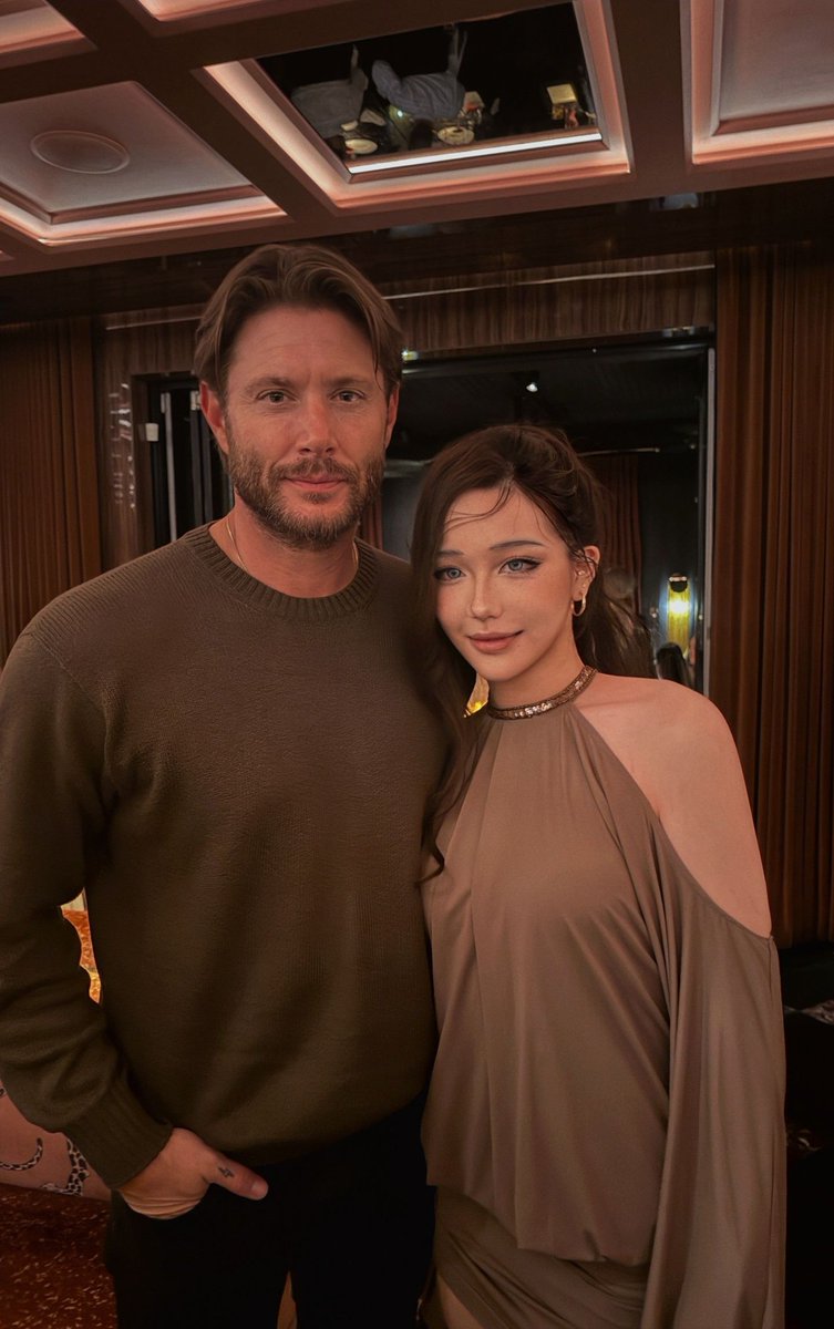 AcklesNews_'s tweet photo. Jensen Ackles was spotted at a restaurant in Toronto yesterday. He was kind and took his time to interact with fans and take pictures. ❤️
"Halfway through my birthday dinner with friends... suddenly my friend said there was a really handsome guy behind me... I turned around and there he was, my idol!! When this superstar I've been secretly following on Instagram suddenly appeared behind me, it felt like a dream. 
Jensen himself was incredibly nice... I told him I especially loved watching him in
*The Boys*... and he replied,
"Yes, we shot it here." 
He patiently chatted with us in a very gentle, deep voice… I was so happy… Meeting my childhood idol was a dream come true! He even quickly agreed to take a photo with us. This evening was perfect..." 
Sourses: https://t.co/JMpT5EXL5s
https://t.co/imZCo79Abh