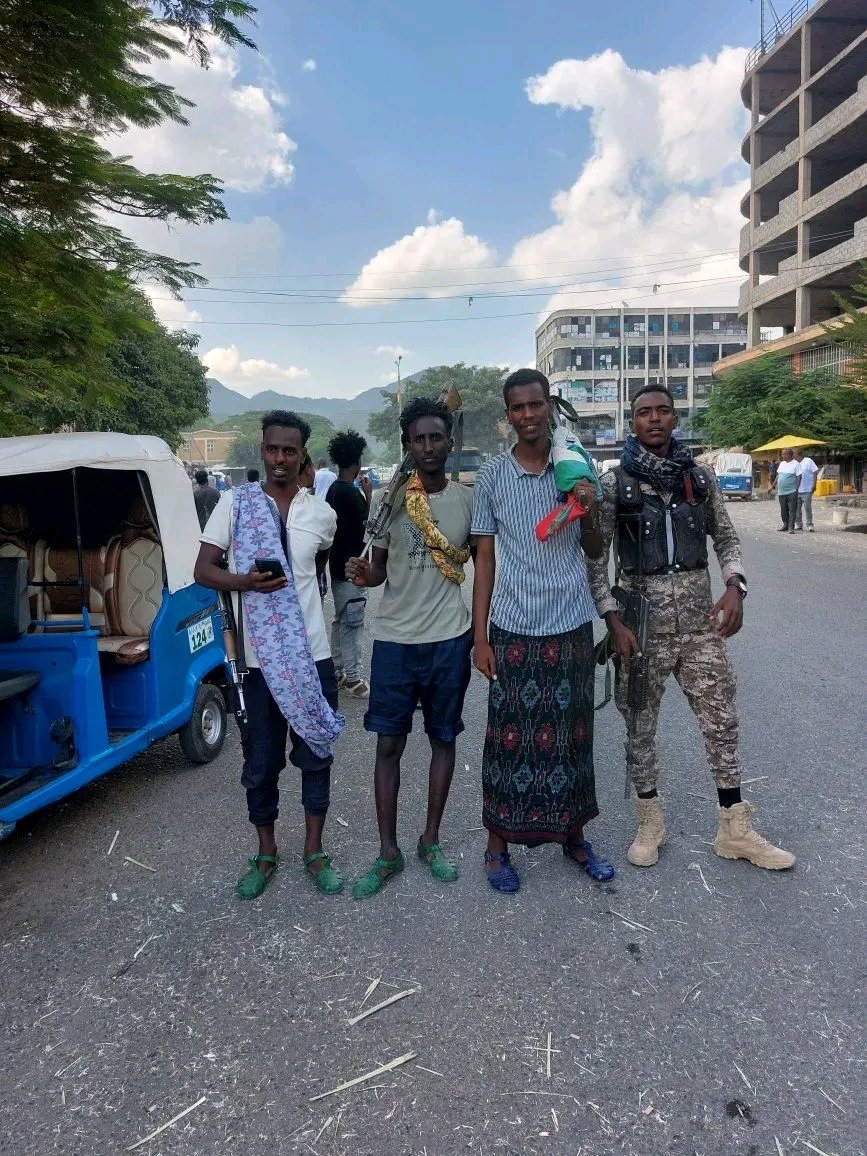 ibnulafar's tweet photo. የኢትዮጵ��� ሉዓላዊነት ጋሻ የሆነው የአፋር ልዩ ኃይል ከመከላከያ ጋር በመቀናጀት ወራሪውን የጥፋት ጥምረት በየግንባሩ እያደቀቀው ነው። ይህ ምስል ነፃ በወጣችው አላማጣ የድል አሻራችን ነው። 
ለሀገር ሉዓላዊነት አፋርና ባንዲራ��� ወሰን የላቸውም! https://t.co/hH5hoqysHq