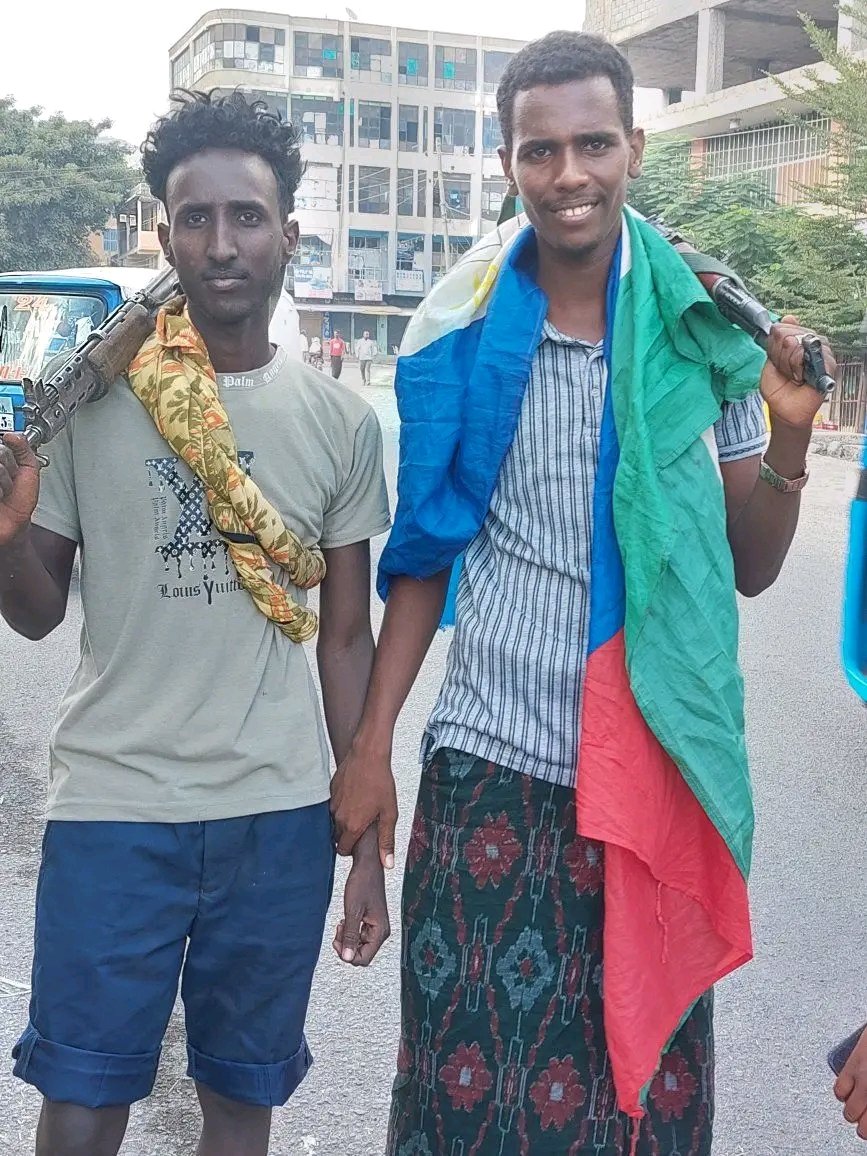 ibnulafar's tweet photo. የኢትዮጵ��� ሉዓላዊነት ጋሻ የሆነው የአፋር ልዩ ኃይል ከመከላከያ ጋር በመቀናጀት ወራሪውን የጥፋት ጥምረት በየግንባሩ እያደቀቀው ነው። ይህ ምስል ነፃ በወጣችው አላማጣ የድል አሻራችን ነው። 
ለሀገር ሉዓላዊነት አፋርና ባንዲራ��� ወሰን የላቸውም! https://t.co/hH5hoqysHq