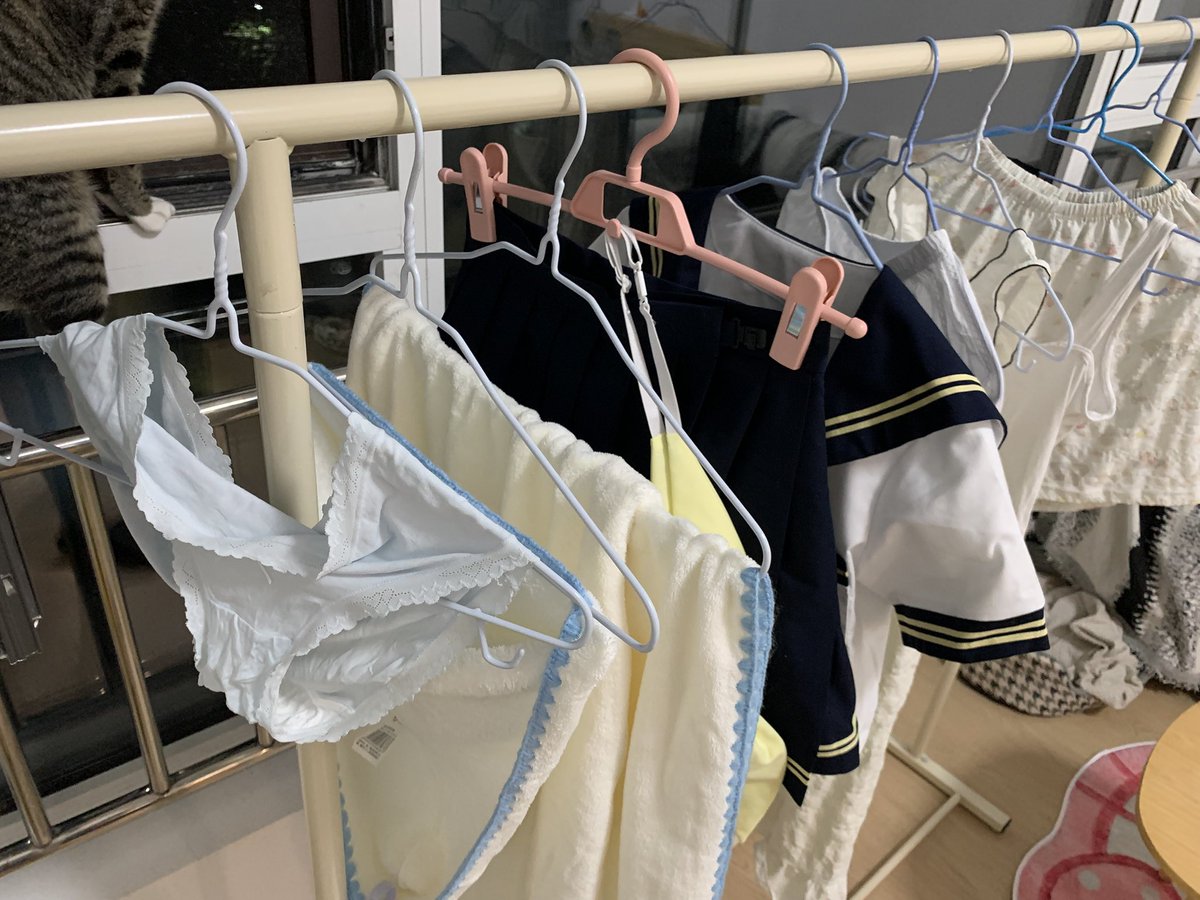 911liumou's tweet photo. 没有血缘关系的妹妹，经常去帮她喂猫#扫楼#打胶#内裤 https://t.co/Glv4mIzFua