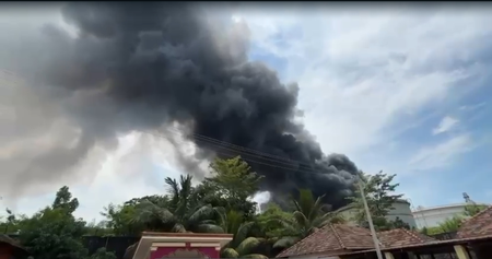 OrissaPOSTLive's tweet photo. One person was killed and eight injured in a massive explosion at the MRPL oil refinery near Jokatte Wednesday. Mangalore Refinery and Petrochemicals Limited (MRPL) also confirmed the death of one person.

#MRPL #MRPLRefinery #Jokatte #OilRefineryExplosion   #IndustrialAccident #Mangaluru #Karnataka #OrissaPOST

📲 Follow Orissa POST – Odisha's No. 1 English Daily 📰✨