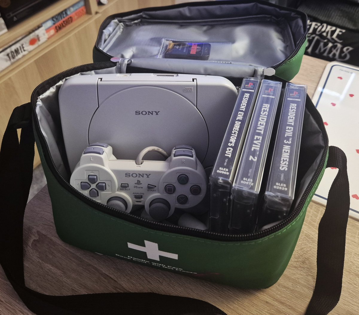 Marzcakez's tweet photo. I was gifted the Resident Evil movie popcorn bag from my lovely friend Fluffymarshmello 💚

Turns out I can fit my RE classics inside!
#ResidentEvil #Horror https://t.co/t8ROg9irr2