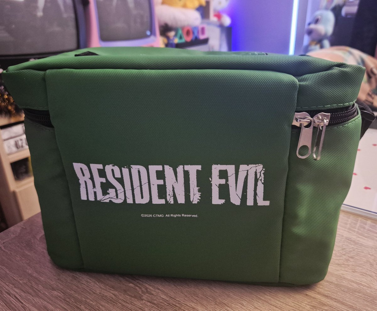 Marzcakez's tweet photo. I was gifted the Resident Evil movie popcorn bag from my lovely friend Fluffymarshmello 💚

Turns out I can fit my RE classics inside!
#ResidentEvil #Horror https://t.co/t8ROg9irr2