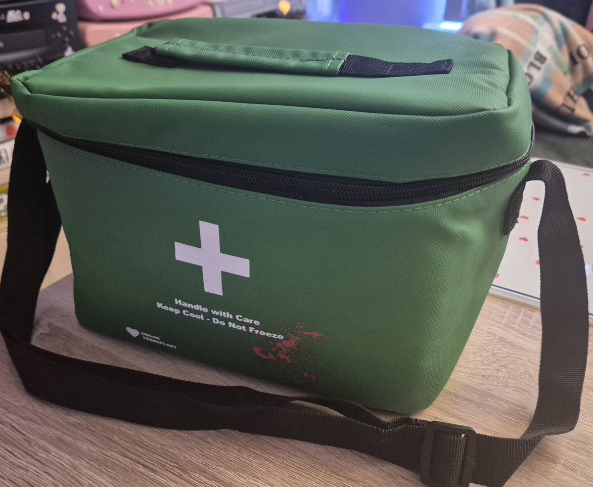 Marzcakez's tweet photo. I was gifted the Resident Evil movie popcorn bag from my lovely friend Fluffymarshmello 💚

Turns out I can fit my RE classics inside!
#ResidentEvil #Horror https://t.co/t8ROg9irr2