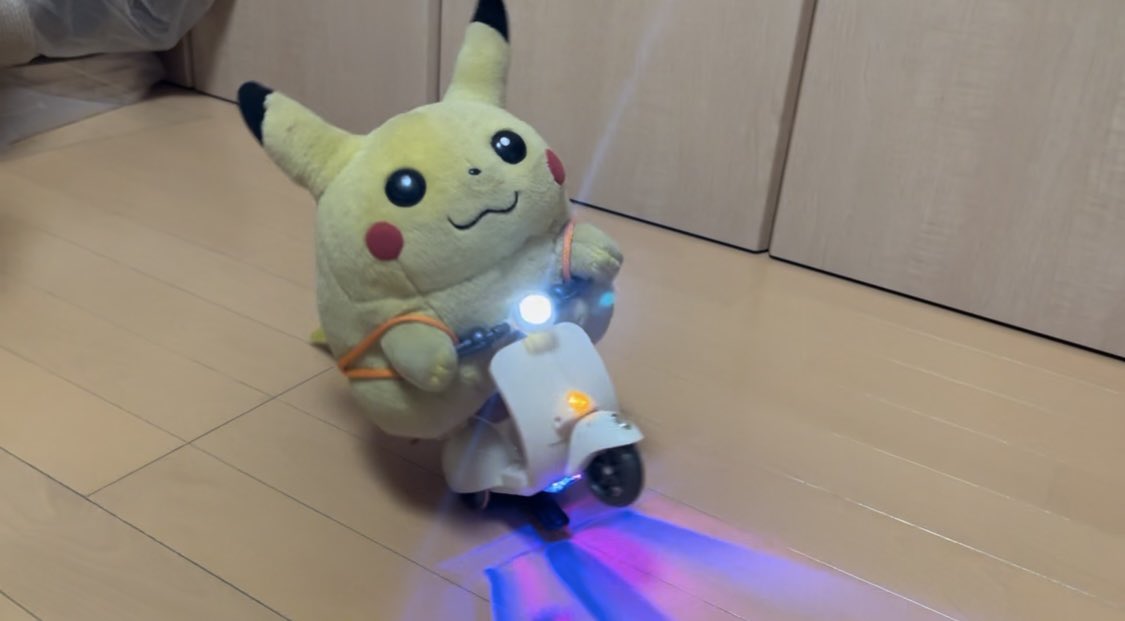 rg_sn1125's tweet photo. おピカのバイク乗り回し動画、こちらは去年撮ったものでこのバイクのおもちゃは(多分)引っ越しに伴って処分してしまったんですよね…みりんにもﾌﾞｲﾌﾞｲいわせてほしいからまた購入しようかな… https://t.co/dZGfutHKto