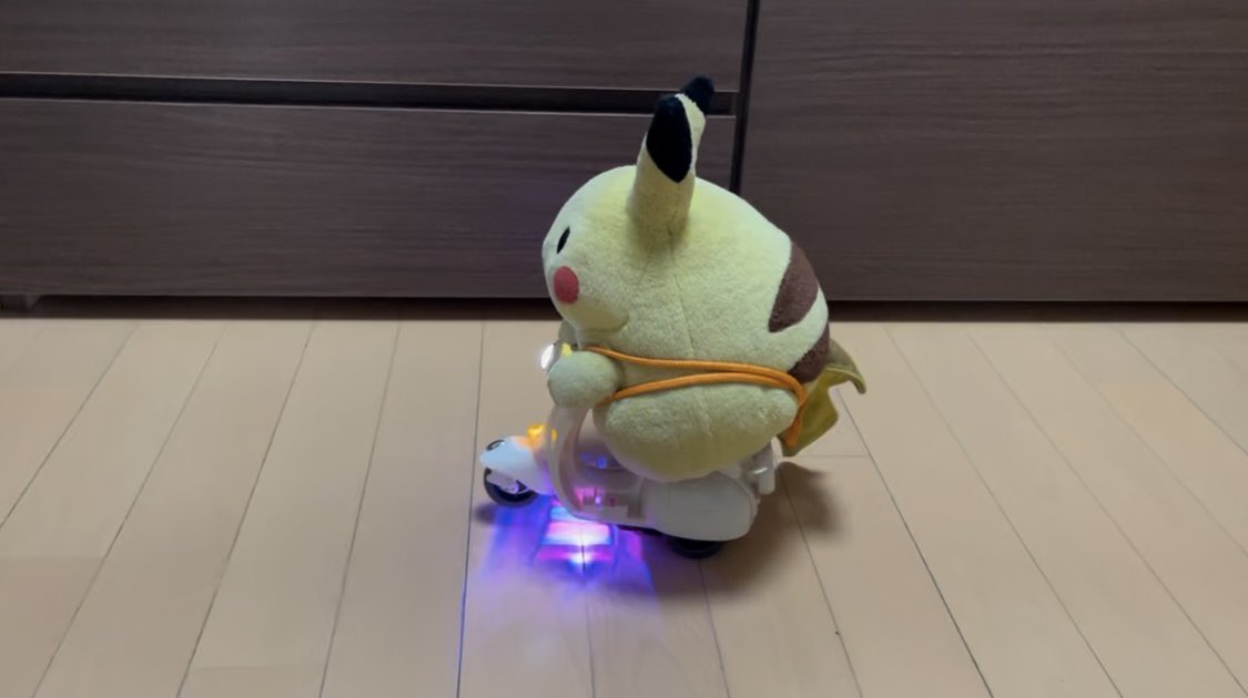 rg_sn1125's tweet photo. おピカのバイク乗り回し動画、こちらは去年撮ったものでこのバイクのおもちゃは(多分)引っ越しに伴って処分してしまったんですよね…みりんにもﾌﾞｲﾌﾞｲいわせてほしいからまた購入しようかな… https://t.co/dZGfutHKto