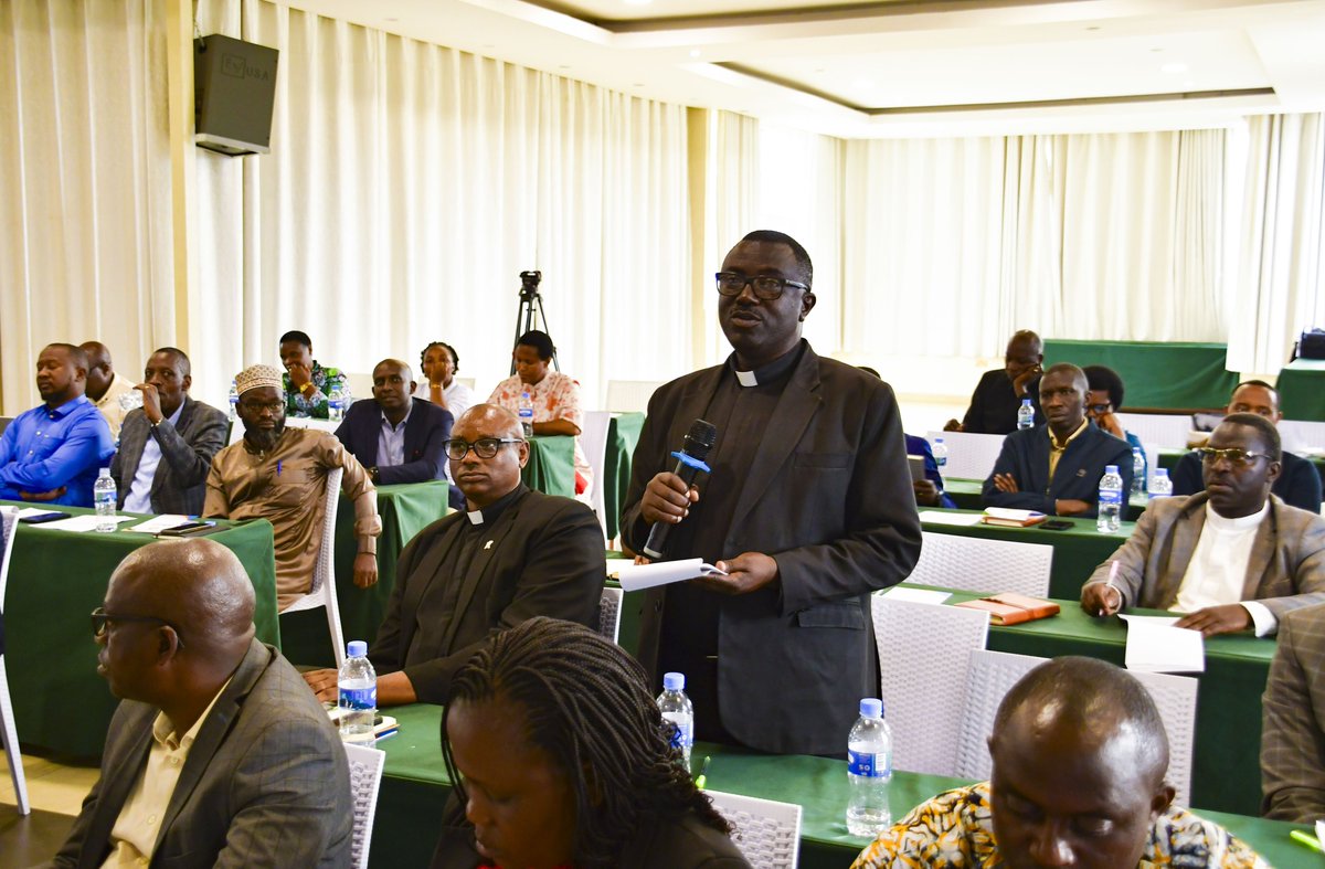RwandaNorth's tweet photo. @U_Consolee Abahagarariye amadini n’amatorero bitabiriye iyi nama bagaragaje ibyo bakora mu kubaka umuryango utekanye kandi ushoboye, banagaragaza ingamba nshya zo kunoza ibikorwa byabo no kurushaho kugira uruhare mu kubaka umuryango mwiza. https://t.co/FcsN3piHNC