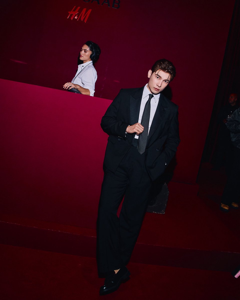 twavebyku's tweet photo. PARIS AFTER DARK! “มิว ศุภศิษฏ์” ปักหมุดมหานครแฟชั่น ร่วมอีเวนต์ ELIE SAAB H&M
 
MEW X ELIE SAAB HM  #ELIESAABxHMwithMew #HMThailandxMEW #MewSuppasit #HM #HMThailand #ElieSaabxHM

อีกหนึ่งแฟชั่นโมเมนต์ของ “มิว ศุภศิษฏ์ จงชีวีวัฒน์” ครั้งนี้เกิดขึ้นที่กรุงปารีส ประเทศฝรั่งเศส หลังเขาบินลัดฟ้ามาร่วมอีเวนต์พิเศษ ELIE SAAB H&M ในฐานะ Ambassador of H&M Thailand โดยงานจัดขึ้นเมื่อวันที่ 28 กันยายน ที่ผ่านมา ณ Palais Brongniart อาคารประวัติศาสตร์ใจกลางกรุงปารีส ซึ่งถูกเนรมิตให้กลายเป็นค่ำคืนสุดหรูในสไตล์ ELIE SAAB พร้อมต้อนรับเหล่าเซเลบริตี้และแขกคนสำคัญจากแวดวงแฟชั่น ที่มารวมตัวกันเพื่อฉลองคอลเลกชันพิเศษครั้งนี้ 
 
ความพิเศษของค่ำคืนนี้คือการฉลองการเปิดตัว ELIE SAAB H&M คอลเลกชั่นที่นำความหรูหราและความประณีตอันเป็นเอกลักษณ์ของ ELIE SAAB มาผสมผสานกับแฟชั่นที่เข้าถึงง่ายในแบบ H&M ได้อย่างลงตัว โดยยังคงเสน่ห์ของงานออกแบบระดับโอต์กูตูร์ ที่ขึ้นชื่อเรื่องความสง่างามและความพิถีพิถันในทุกรายละเอียด ครอบคลุมทั้งเสื้อผ้าผู้หญิง เสื้อผ้าผู้ชาย และเครื่องประดับต่าง ๆ ไฮไลต์ของคอลเลกชันอยู่ที่ชุดราตรีสุดหรู งานลูกไม้ การตกแต่งด้วยเลื่อมไล่โทนสี และลายมอโนแกรมอันเป็นเอกลักษณ์ของแบรนด์ อีกหนึ่งโมเมนต์พิเศษกับการเผยโฉมชุดเจ้าสาวพร้อมผ้าคลุมหน้าเป็นครั้งแรก ซึ่งสะท้อนเสน่ห์ความหรูหราและโรแมนติกในแบบ ELIE SAAB ได้อย่างชัดเจน 
 
ปิดท้ายด้วยลุคของ “มิว ศุภศิษฏ์” ในคอลเลกชัน ELIE SAAB H&M ที่ผสานความเรียบหรูเข้ากับความเท่ ออกมาเป็นลุคที่โดดเด่น มีสไตล์ และยังเข้ากับตัวตนของเขา ขณะเดียวกัน การเดินทางมาปารีสในฐานะ Ambassador of H&M Thailand ครั้งนี้ เป็นอีกหนึ่งโอกาสที่ได้ถ่ายทอดมุมมองด้านแฟชั่นของตัวเอง ผ่านคอลเลกชันพิเศษนี้ และทำให้เห็นว่า แฟชั่นยังคงเป็นอีกหนึ่งพื้นที่ที่เขาสามารถแสดงความเป็นตัวเองออกมาได้อย่างเป็นธรรมชาติ ไม่ว่าจะเป็นลุคไหนก็ยังคงมีความเป็น “มิว ศุภศิษฏ์” อยู่เสมอ