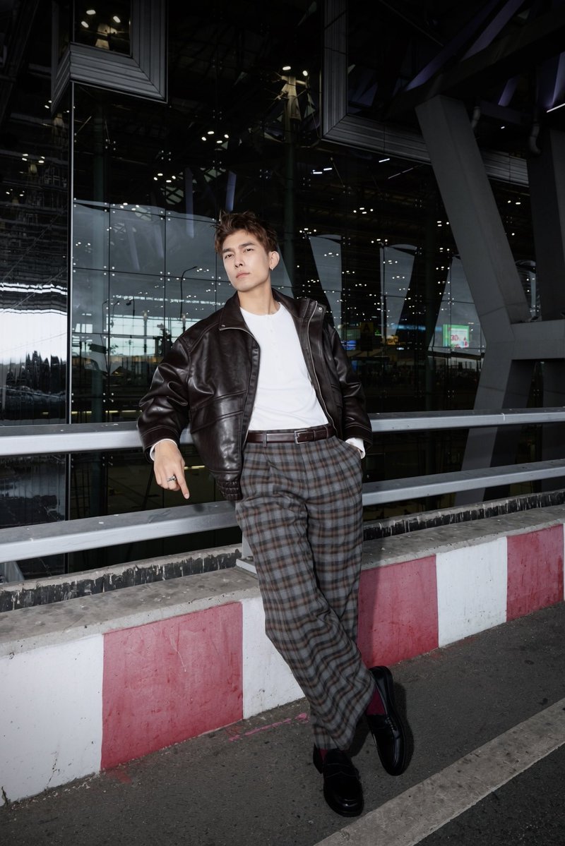 twavebyku's tweet photo. PARIS AFTER DARK! “มิว ศุภศิษฏ์” ปักหมุดมหานครแฟชั่น ร่วมอีเวนต์ ELIE SAAB H&M
 
MEW X ELIE SAAB HM  #ELIESAABxHMwithMew #HMThailandxMEW #MewSuppasit #HM #HMThailand #ElieSaabxHM

อีกหนึ่งแฟชั่นโมเมนต์ของ “มิว ศุภศิษฏ์ จงชีวีวัฒน์” ครั้งนี้เกิดขึ้นที่กรุงปารีส ประเทศฝรั่งเศส หลังเขาบินลัดฟ้ามาร่วมอีเวนต์พิเศษ ELIE SAAB H&M ในฐานะ Ambassador of H&M Thailand โดยงานจัดขึ้นเมื่อวันที่ 28 กันยายน ที่ผ่านมา ณ Palais Brongniart อาคารประวัติศาสตร์ใจกลางกรุงปารีส ซึ่งถูกเนรมิตให้กลายเป็นค่ำคืนสุดหรูในสไตล์ ELIE SAAB พร้อมต้อนรับเหล่าเซเลบริตี้และแขกคนสำคัญจากแวดวงแฟชั่น ที่มารวมตัวกันเพื่อฉลองคอลเลกชันพิเศษครั้งนี้ 
 
ความพิเศษของค่ำคืนนี้คือการฉลองการเปิดตัว ELIE SAAB H&M คอลเลกชั่นที่นำความหรูหราและความประณีตอันเป็นเอกลักษณ์ของ ELIE SAAB มาผสมผสานกับแฟชั่นที่เข้าถึงง่ายในแบบ H&M ได้อย่างลงตัว โดยยังคงเสน่ห์ของงานออกแบบระดับโอต์กูตูร์ ที่ขึ้นชื่อเรื่องความสง่างามและความพิถีพิถันในทุกรายละเอียด ครอบคลุมทั้งเสื้อผ้าผู้หญิง เสื้อผ้าผู้ชาย และเครื่องประดับต่าง ๆ ไฮไลต์ของคอลเลกชันอยู่ที่ชุดราตรีสุดหรู งานลูกไม้ การตกแต่งด้วยเลื่อมไล่โทนสี และลายมอโนแกรมอันเป็นเอกลักษณ์ของแบรนด์ อีกหนึ่งโมเมนต์พิเศษกับการเผยโฉมชุดเจ้าสาวพร้อมผ้าคลุมหน้าเป็นครั้งแรก ซึ่งสะท้อนเสน่ห์ความหรูหราและโรแมนติกในแบบ ELIE SAAB ได้อย่างชัดเจน 
 
ปิดท้ายด้วยลุคของ “มิว ศุภศิษฏ์” ในคอลเลกชัน ELIE SAAB H&M ที่ผสานความเรียบหรูเข้ากับความเท่ ออกมาเป็นลุคที่โดดเด่น มีสไตล์ และยังเข้ากับตัวตนของเขา ขณะเดียวกัน การเดินทางมาปารีสในฐานะ Ambassador of H&M Thailand ครั้งนี้ เป็นอีกหนึ่งโอกาสที่ได้ถ่ายทอดมุมมองด้านแฟชั่นของตัวเอง ผ่านคอลเลกชันพิเศษนี้ และทำให้เห็นว่า แฟชั่นยังคงเป็นอีกหนึ่งพื้นที่ที่เขาสามารถแสดงความเป็นตัวเองออกมาได้อย่างเป็นธรรมชาติ ไม่ว่าจะเป็นลุคไหนก็ยังคงมีความเป็น “มิว ศุภศิษฏ์” อยู่เสมอ