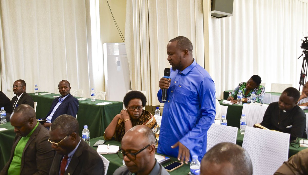 RwandaNorth's tweet photo. @U_Consolee Abahagarariye amadini n’amatorero bitabiriye iyi nama bagaragaje ibyo bakora mu kubaka umuryango utekanye kandi ushoboye, banagaragaza ingamba nshya zo kunoza ibikorwa byabo no kurushaho kugira uruhare mu kubaka umuryango mwiza. https://t.co/FcsN3piHNC