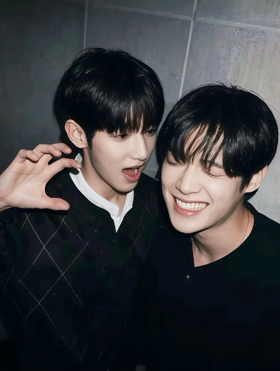 Tenbeansmoog's tweet photo. 植时99
阿爸偶妈给我狠狠闪耀巴黎✨✨
#YOONSIK_SIWOO_PFWSS27 https://t.co/BIAean4YGI