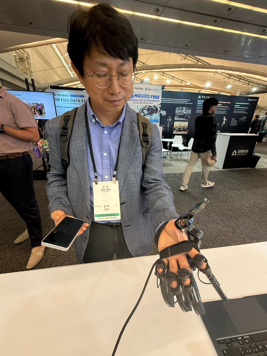 PsibotMarket's tweet photo. We’re thrilled to see so much enthusiasm for our exoskeleton glove at the #IROS exhibition! 🤖
Huge thanks to everyone who stopped by our booth and showed great interest in our tech.
#EmbodiedAI #Robotics #PsiBot https://t.co/l9qWvZXErZ