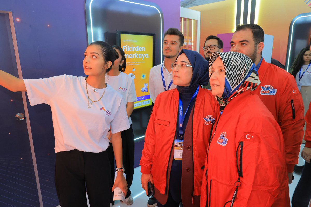 CYAZMAC's tweet photo. Tarihin başlangıç noktasından, geleceğin zirvesine… 🚀🇹🇷

Şanlıurfa’mızda bugün gençlerimizin hayallerinin, Türkiye’nin teknoloji yolculuğunun ve Milli Teknoloji Hamlesi’nin heyecanına ortak olduk.

Sanayi ve Teknoloji Bakanımız Sayın @mfatihkacir ve TEKNOFEST Yönetim Kurulu Başkanımız Sayın @Selcuk’un ve kent protokolümüzün katılımlarıyla TEKNOFEST Güneydoğu’nun açılışını gerçekleştirdik.

Binlerce yıllık medeniyetin izlerini taşıyan bu topraklarda şimdi gençlerimiz bilimin, teknolojinin ve geleceğin izlerini bırakıyor. Şanlıurfa’mıza da bu heyecan çok yakıştı! ❤️

Valimiz Sayın Hasan Şıldak, Büyükşehir Belediye Başkanımız Sayın Mehmet Kasım Gülpınar, İl Başkanımız Sayın Mehmet İlhami Günbegi, Aile ve Sosyal Hizmetler Bakan Yardımcımız Sayın Leman Yenigün, MHP İl Başkanımız Sayın Osman Mutlu, milletvekillerimiz, vali yardımcılarımız ve kaymakamlarımızla bu büyük heyecanı birlikte paylaştık.

Gençlerimizin ürettiği, hayal ettiği ve geleceğe yön verdiği, Milli Teknoloji Hamlemizin eserleriyle dolu dolu bir TEKNOFEST diliyorum.

Şanlıurfa hazır, gençlerimiz hazır, Türkiye’nin geleceği burada 🇹🇷🚀

Herkesi bu heyecanı ve coşkuyu yaşamaya bekliyoruz. 

#TeknofestGüneydoğu

@RTErdogan @Akparti @abuyukgumus @milhamigunbegi @LemanYenigunAk @teknofest