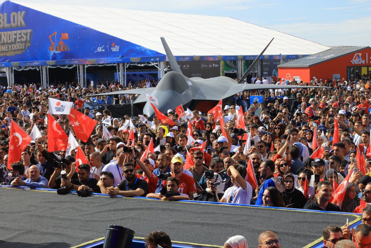 CYAZMAC's tweet photo. Tarihin başlangıç noktasından, geleceğin zirvesine… 🚀🇹🇷

Şanlıurfa’mızda bugün gençlerimizin hayallerinin, Türkiye’nin teknoloji yolculuğunun ve Milli Teknoloji Hamlesi’nin heyecanına ortak olduk.

Sanayi ve Teknoloji Bakanımız Sayın @mfatihkacir ve TEKNOFEST Yönetim Kurulu Başkanımız Sayın @Selcuk’un ve kent protokolümüzün katılımlarıyla TEKNOFEST Güneydoğu’nun açılışını gerçekleştirdik.

Binlerce yıllık medeniyetin izlerini taşıyan bu topraklarda şimdi gençlerimiz bilimin, teknolojinin ve geleceğin izlerini bırakıyor. Şanlıurfa’mıza da bu heyecan çok yakıştı! ❤️

Valimiz Sayın Hasan Şıldak, Büyükşehir Belediye Başkanımız Sayın Mehmet Kasım Gülpınar, İl Başkanımız Sayın Mehmet İlhami Günbegi, Aile ve Sosyal Hizmetler Bakan Yardımcımız Sayın Leman Yenigün, MHP İl Başkanımız Sayın Osman Mutlu, milletvekillerimiz, vali yardımcılarımız ve kaymakamlarımızla bu büyük heyecanı birlikte paylaştık.

Gençlerimizin ürettiği, hayal ettiği ve geleceğe yön verdiği, Milli Teknoloji Hamlemizin eserleriyle dolu dolu bir TEKNOFEST diliyorum.

Şanlıurfa hazır, gençlerimiz hazır, Türkiye’nin geleceği burada 🇹🇷🚀

Herkesi bu heyecanı ve coşkuyu yaşamaya bekliyoruz. 

#TeknofestGüneydoğu

@RTErdogan @Akparti @abuyukgumus @milhamigunbegi @LemanYenigunAk @teknofest