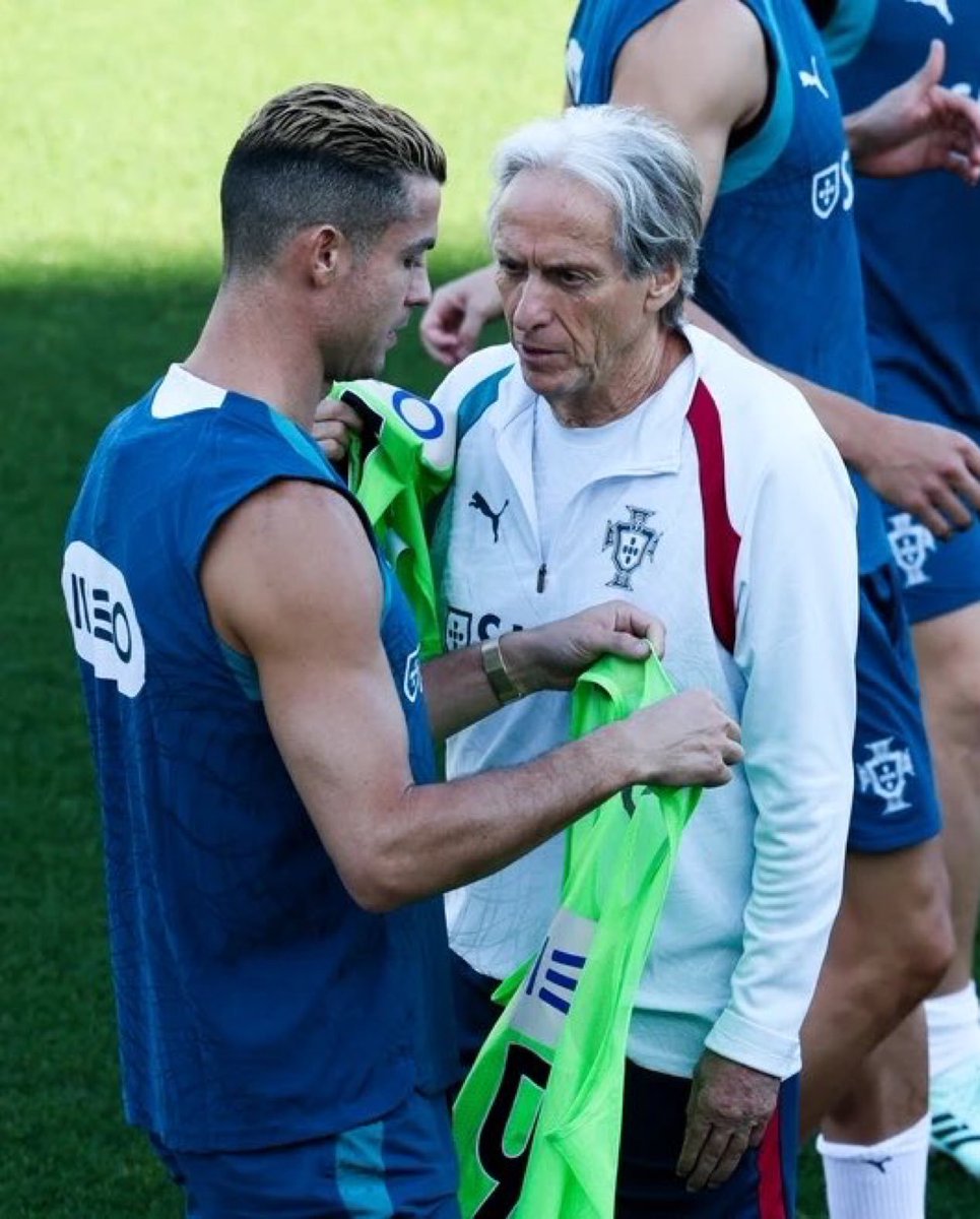 Existcohle's tweet photo. الأول نهايته مع المنتخب بيكون طرد من مدربه بعد مشاكل معه
الثاني قاعدين يجهزوا له أقوى وداعية في تاريخ الرياضة https://t.co/ZwBHPoTcvz