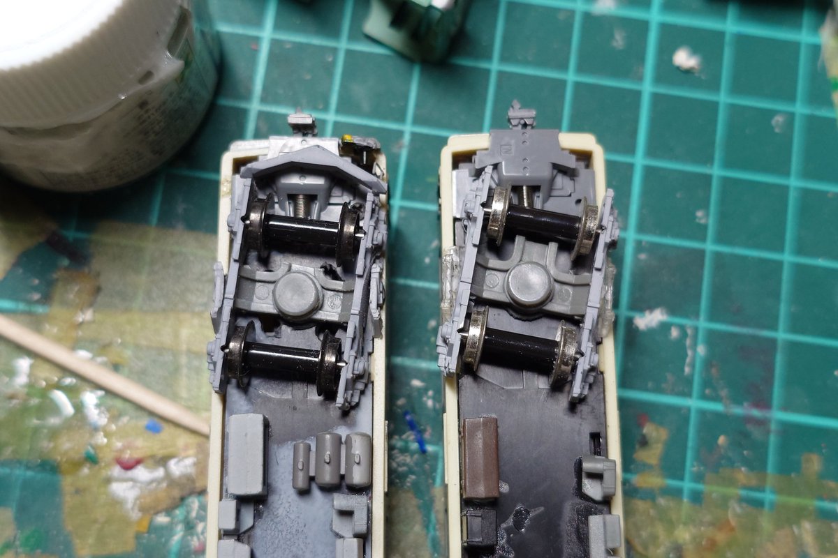 myoukou189's tweet photo. 深夜の工作
ボルスタアンカを車体側に取り付ける改良をするなど。
型取り粘土にレジンを流し込む時に一緒にプラ板を貼り付けてシャーシ側に取り付けれる様に改良。
レジンの流し込み量も気を付けたから前回品(3枚目左)よりも首振り量が増えた。 https://t.co/vjq2aTTPx9